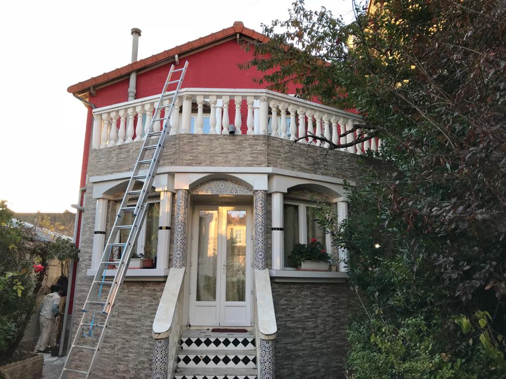 peinture d'une façade d'une maison terminée vu de l'extérieur
